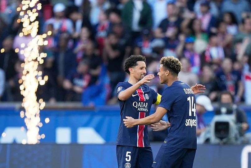 巴黎圣日耳曼球员庆祝法甲冠军